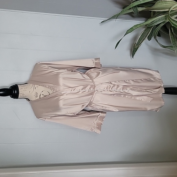 Womens One Size lightweight Satin Robe in Champagne - Picture 2 of 9